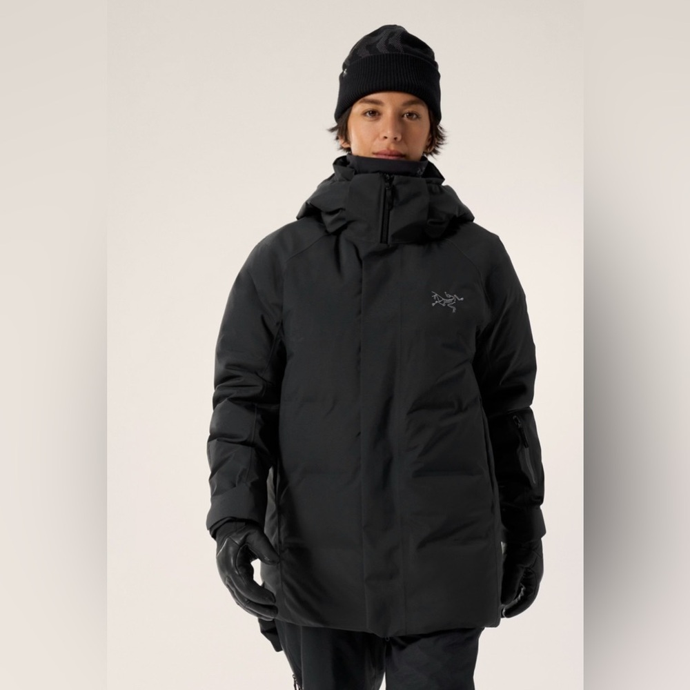 Selling a brand new ARC’TERYX Andessa Down Mid Jacket Women’s black size M.